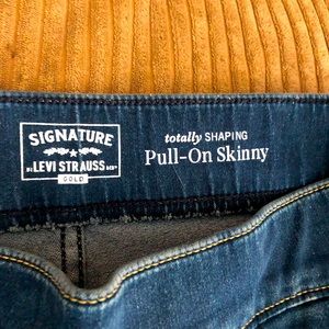 Women’s Levis Strauss signature totally shapping pull on skinny denim jeans